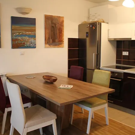 Town Center Apartment *